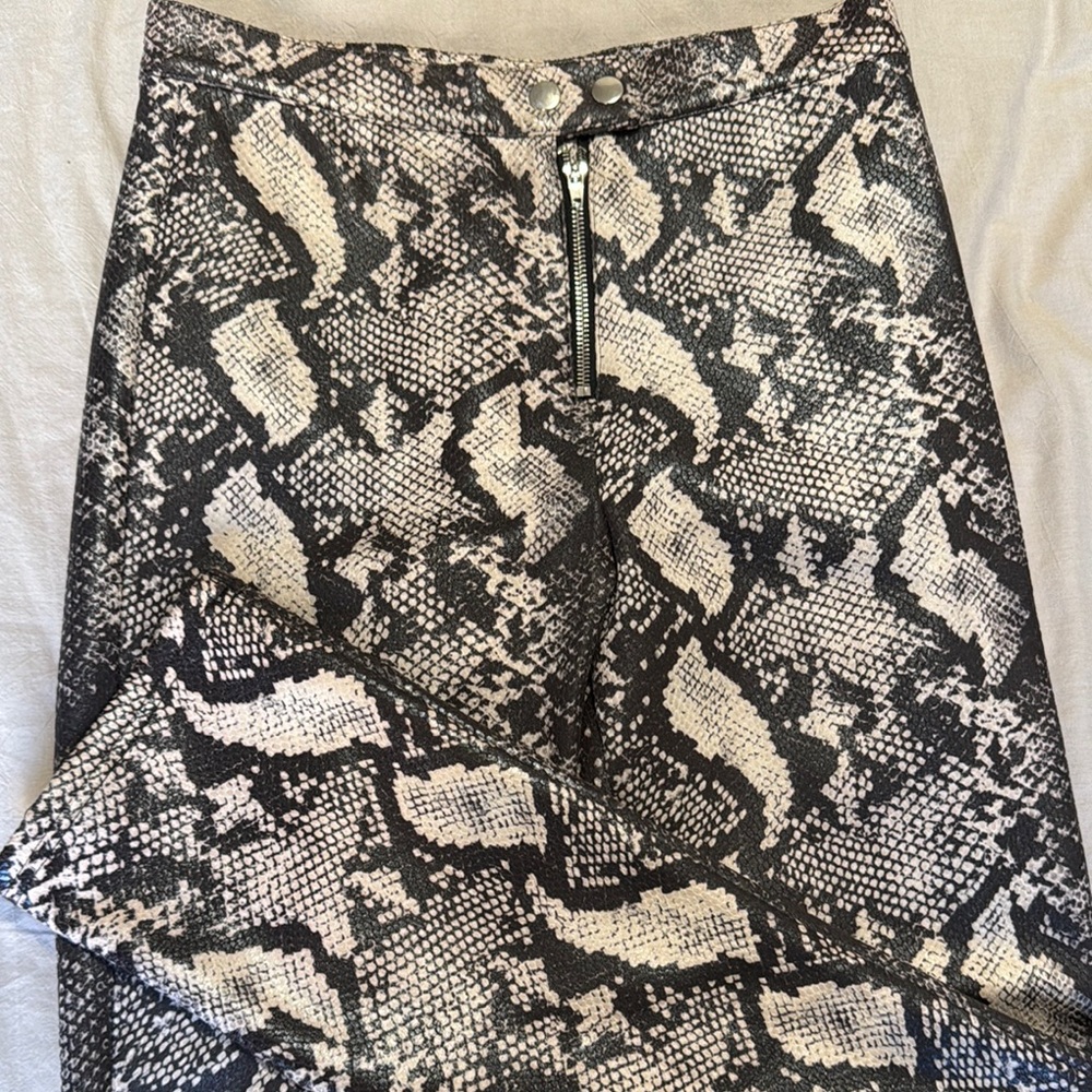 Stylish Black and White Snake Print Skirt